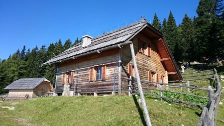 Pastirska koča na planini Podvežak